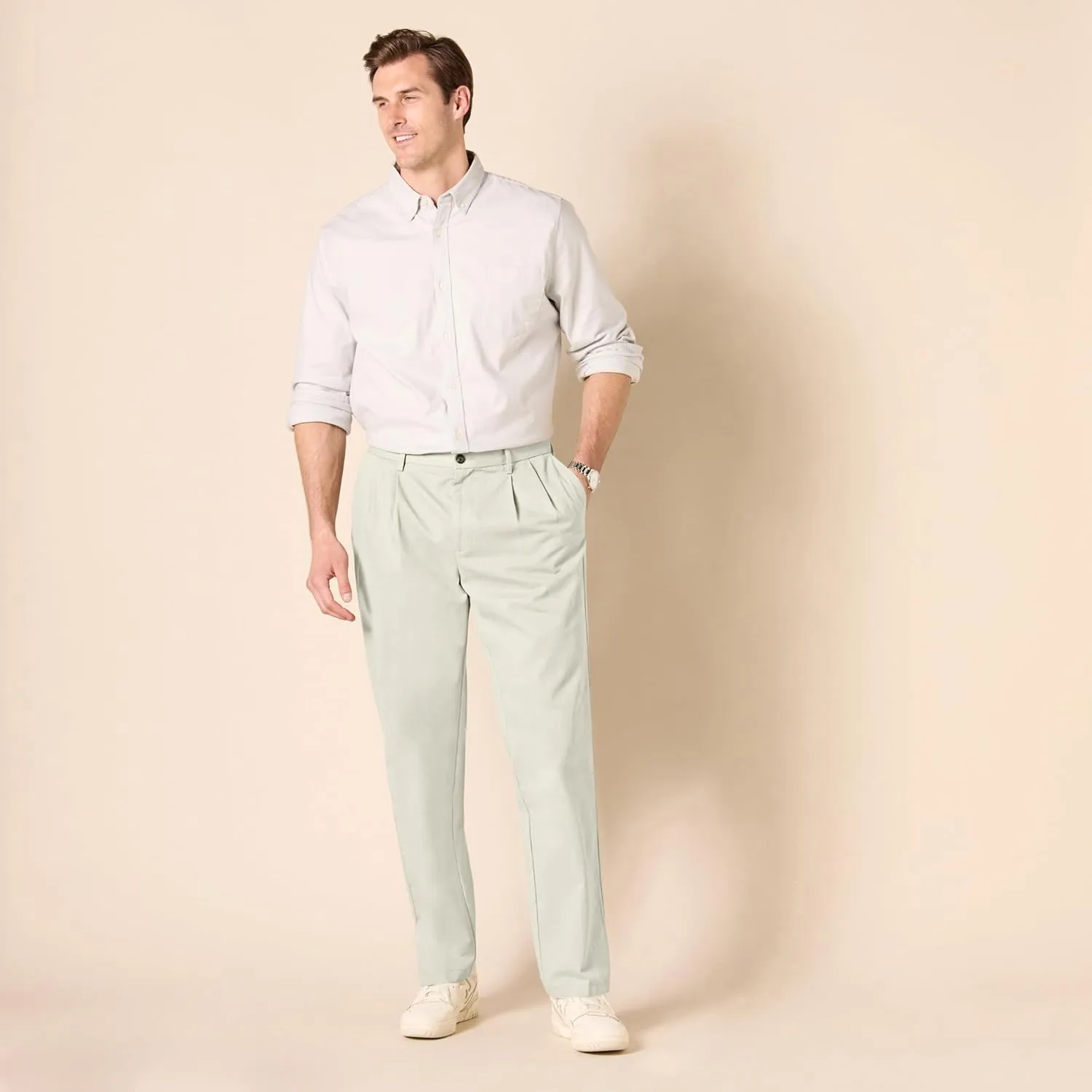 Amazon Essentials Men's Classic-Fit Wrinkle-Resistant Pleated Chino Pant (Available in Big & Tall)