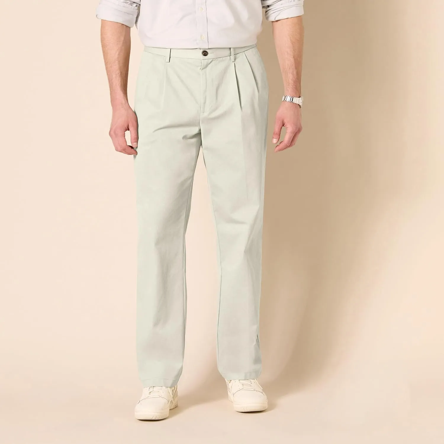 Amazon Essentials Men's Classic-Fit Wrinkle-Resistant Pleated Chino Pant (Available in Big & Tall)