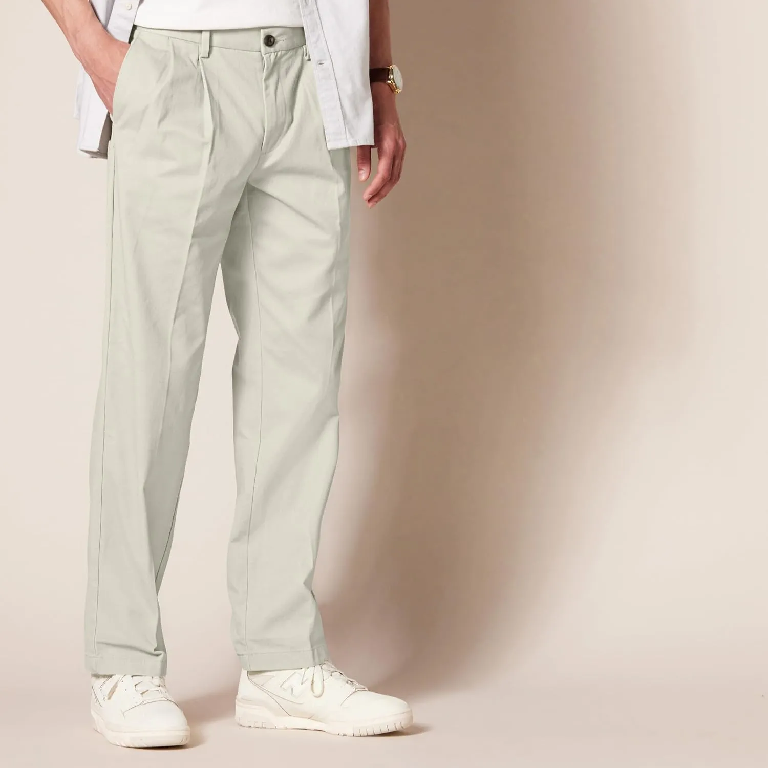 Amazon Essentials Men's Classic-Fit Wrinkle-Resistant Pleated Chino Pant (Available in Big & Tall)