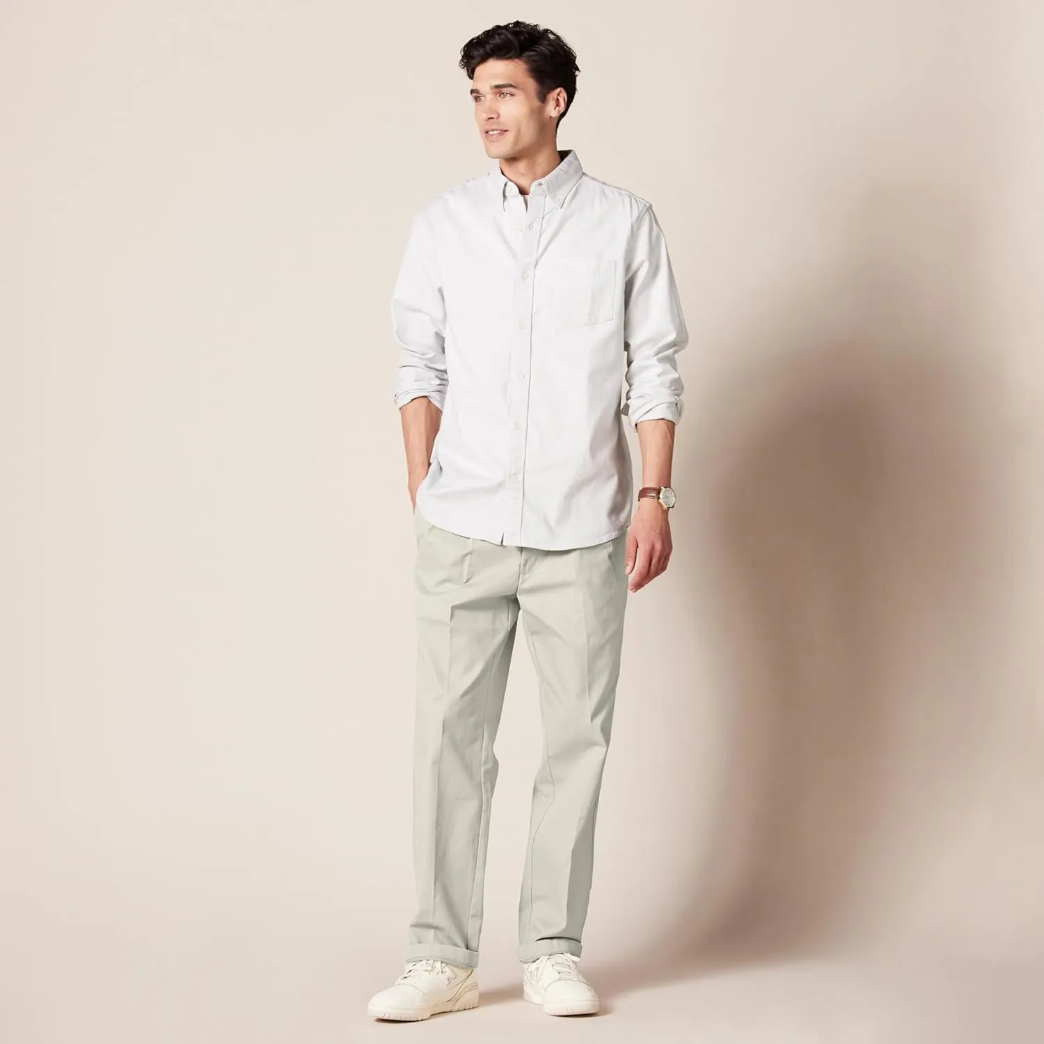 Amazon Essentials Men's Classic-Fit Wrinkle-Resistant Pleated Chino Pant (Available in Big & Tall)