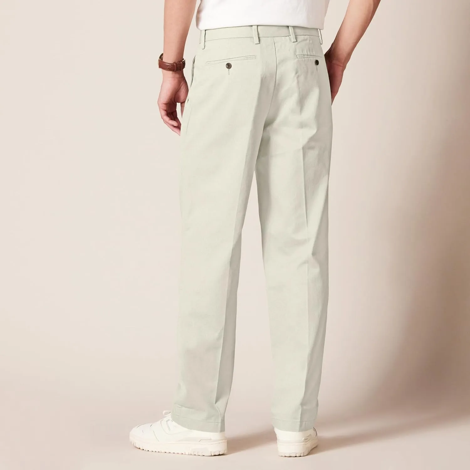 Amazon Essentials Men's Classic-Fit Wrinkle-Resistant Pleated Chino Pant (Available in Big & Tall)